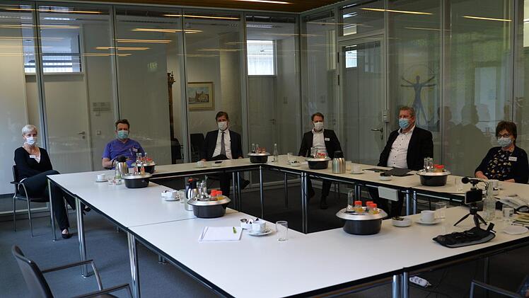 Im Klinikum in Forchheim (v. l.):  Kathrin Hamler (Betriebsratsvorsitzende), Jürgen Gschossmann (Chefarzt, Ärztlicher Direktor Standort Forchheim), Hermann Ulm (Landrat Forchheim, Aufsichtsratsvorsitzender Klinikum), Sven Oelkers (Geschäftsführer), MdB Andreas Schwarz und Elisabeth Battran (Pflegedirektorin)  Foto: Franka Struve/Klinikum Forchheim-Fränkische Schweiz