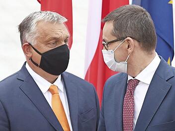 Polen und Ungarn, im Bild deren Premierminister Mateusz Morawiecki (rechts) und Viktor Orbán. Ungarn und Polen blockieren das 1,8 Billionen Euro schwere EU-Finanzpaket für die nächsten Jahre.  Foto: Czarek Sokolowski, dpa