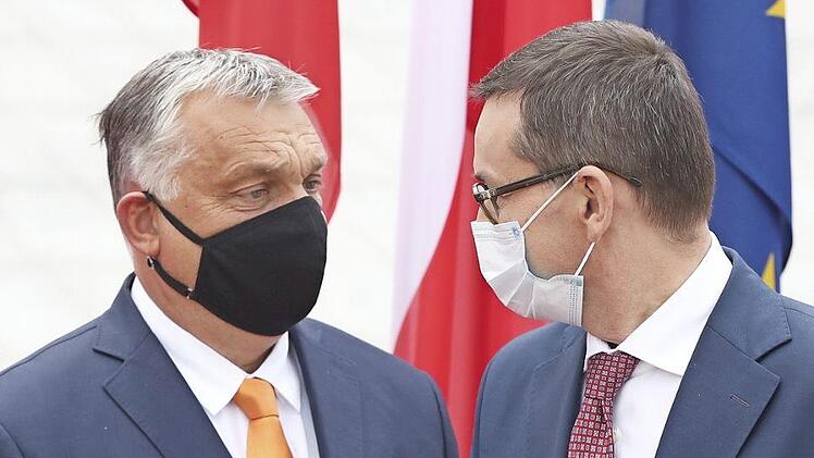 Polen und Ungarn, im Bild deren Premierminister Mateusz Morawiecki (rechts) und Viktor Orbán. Ungarn und Polen blockieren das 1,8 Billionen Euro schwere EU-Finanzpaket für die nächsten Jahre.  Foto: Czarek Sokolowski, dpa