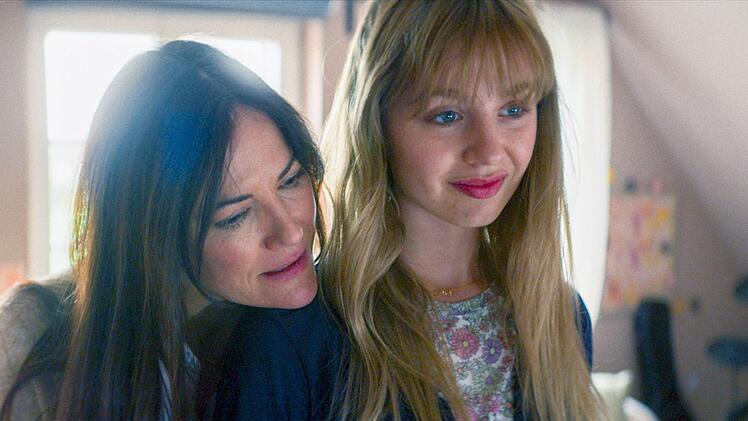 Esther (Bettina Zimmermann, links) zieht ihre Tochter Hannah (Flora Li Thiemann) in einem streng evangelikalen Umfeld auf.