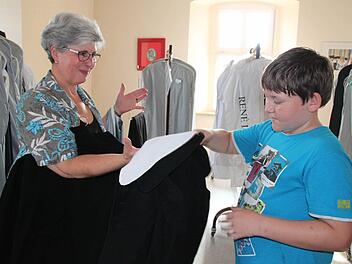 Fabio Pfennig spielt heuer den Melchior. Bei der Kostümausgabe suchte Brigitte Zecha für ihn ein passendes Kostüm. Fotos: Heike Beudert