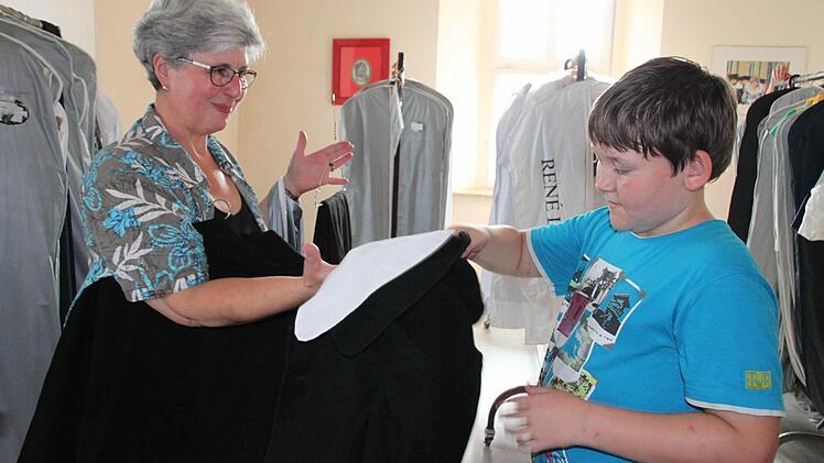Fabio Pfennig spielt heuer den Melchior. Bei der Kostümausgabe suchte Brigitte Zecha für ihn ein passendes Kostüm. Fotos: Heike Beudert