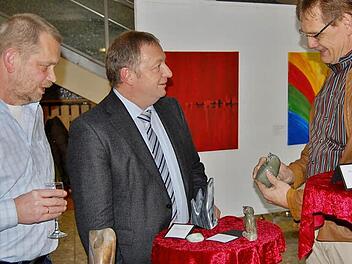Thomas Bold (Mitte) eröffnete die Kunstausstellung von Günther Gößmann-Schmitt (57, links) und Helmut Geyer (58). Foto: S. von Dobschütz