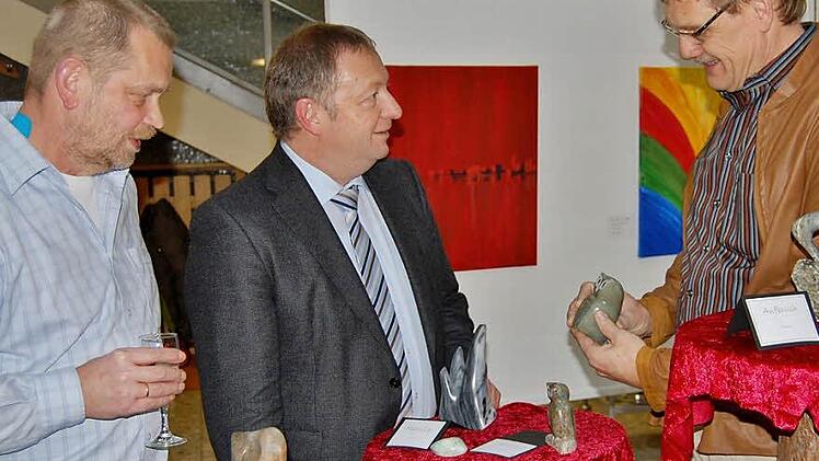 Thomas Bold (Mitte) eröffnete die Kunstausstellung von Günther Gößmann-Schmitt (57, links) und Helmut Geyer (58). Foto: S. von Dobschütz