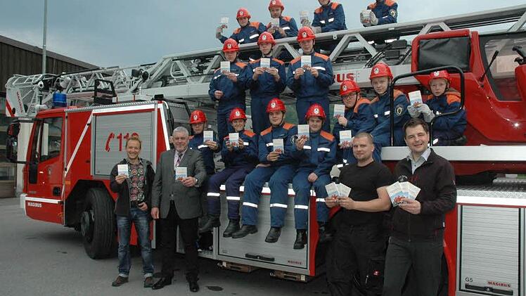 Die Feuerwehrleute freuen sich schon auf viele interessierte Kinder in den Ferien. Foto: Edwin Meißinger