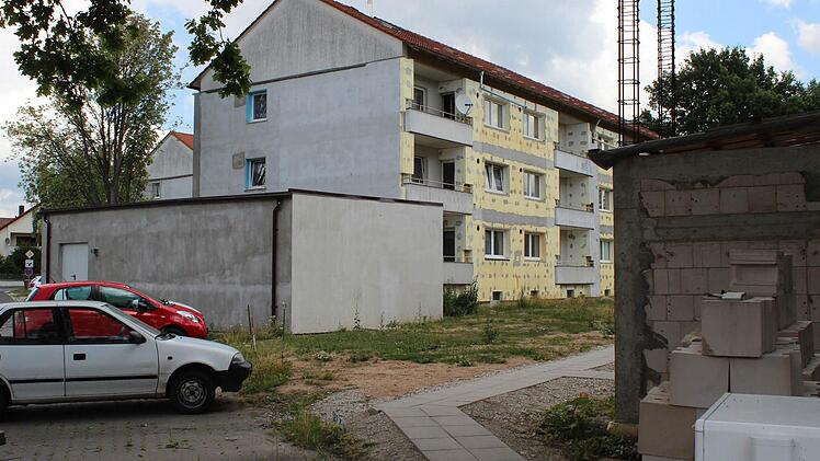 Die Mieter der Wohnblocks in der Höchstadter St.-Georg-Straße leben seit bald zwei Jahren auf einer Baustelle. Foto: Andreas Dorsch