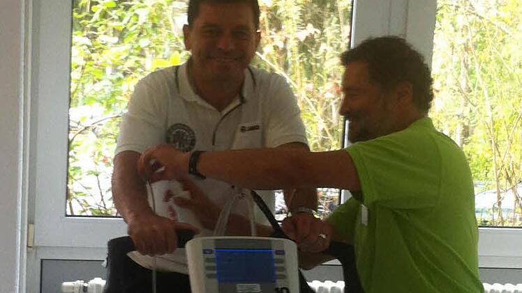 Er macht sich wieder fit für den Alltag. Nach seinem Herzinfarkt trainiert Dieter Kurth fleißig in der Bad Neustadter Frankenklinik. Immer an der Seite des langjährigen Fußballtrainers ist Sport-Therapeut Waldemar Beck. Foto: Christoph Böger