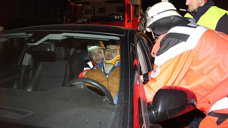 Bei der Übung geht man davon aus, dass ein Autofahrer im Fahrzeug eingeklemmt ist.