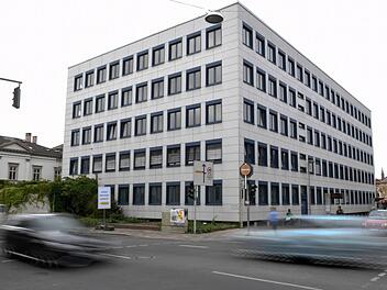 Die "Bausünde" am ZOB sanieren oder abreißen und durch einen Neubau ersetzen? Die CSU lässt beim Thema Bürgerrathaus nicht locker.  Foto: RR