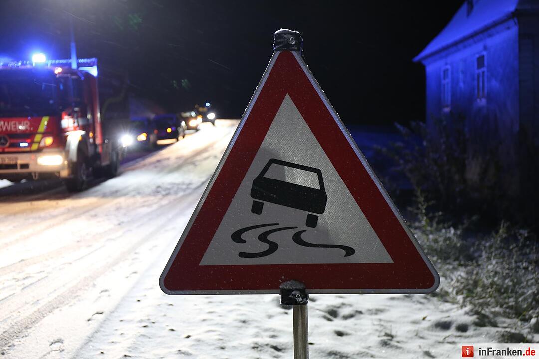Seitliche Schlitterpartie auf schneebedeckter Fahrbahn – Rettungsdienst als Ersthelfer vor Ort