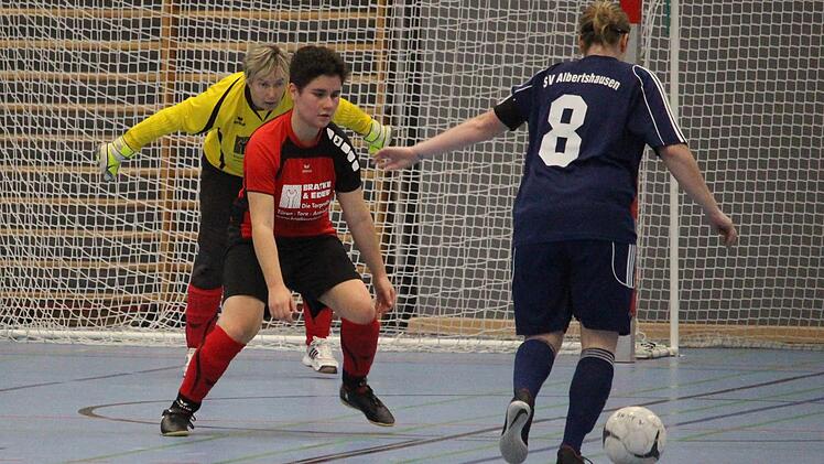 ... sowie vom Wettbewerb der Frauen mit dem Spiel des Turniersiegers SV Albertshausen (blaues Trikot) gegen die DJK Schondra. Fotos: Sebastian Schmitt