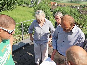 Stefan Schelter vom Bauamt erläutert den Ausschussmitgliedern anhand eines Plans die beantragte Bebauung des Wiesengrundstückes in der Reuther Winzerstraße. Auf Grund der genehmigten Nachbarbebauung wurde dem Antrag nach langer Diskussion zugestimmt.  Foto: Andreas Oswald