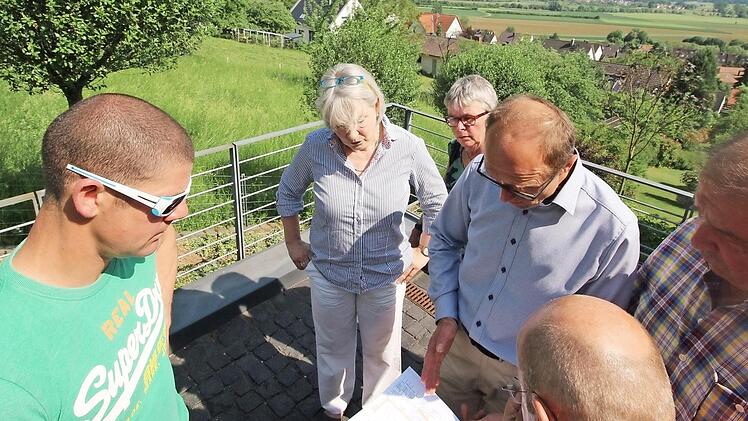 Stefan Schelter vom Bauamt erläutert den Ausschussmitgliedern anhand eines Plans die beantragte Bebauung des Wiesengrundstückes in der Reuther Winzerstraße. Auf Grund der genehmigten Nachbarbebauung wurde dem Antrag nach langer Diskussion zugestimmt.  Foto: Andreas Oswald