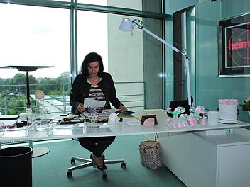 "Tatort" und Heimat: Künstlerisch hat Dorothee Bär in ihrem Büro im Kanzleramt im Blick, was sie mag. Wie haben sie einen Tag lang in Berlin begleitet.Paul Ziegler