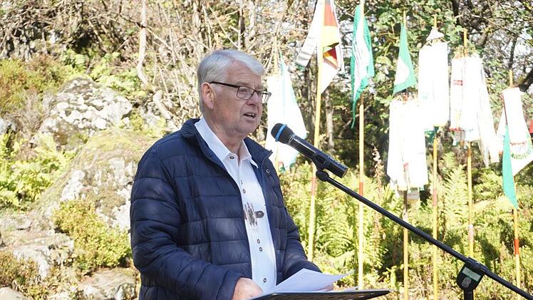 Der Rhönklub VizepPräsident Bernd Günder begrüßte die Teilnehmer der 96.  Heidelsteinfeier und nahm in Vertretung des Rhönklub-Präsidenten Jürgen  Reinhardt die Totenehrung und Kranzniederlegung vor. Foto: Marion Eckert
