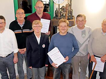 Bei der Ehrung der Rot-Kreuz-Bereitschaft Untermerzbach (von links): stellvertretender Kreisbereitschaftsleiter Dieter Kirstner, Wolfgang Streng, Bereitschaftsleiterin Anita Köhler, Thomas Schaad, Ralf Hülbig, Winfried Köhler und Helmut Angermüller Foto: Helmut Will