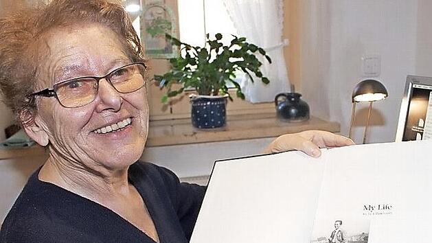 Gerda Reichenbacher h&auml;lt den Kontakt mit dem Zeitzeugen Jack Reinhardt aufrecht. Seine Geschichte erscheint im neuen "Heimatboten aus dem Reichen Ebrachgrund". Foto: Evi Seeger