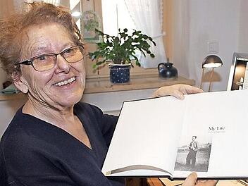 Gerda Reichenbacher hält den Kontakt mit dem Zeitzeugen Jack Reinhardt aufrecht. Seine Geschichte erscheint im neuen "Heimatboten aus dem Reichen Ebrachgrund". Foto: Evi Seeger