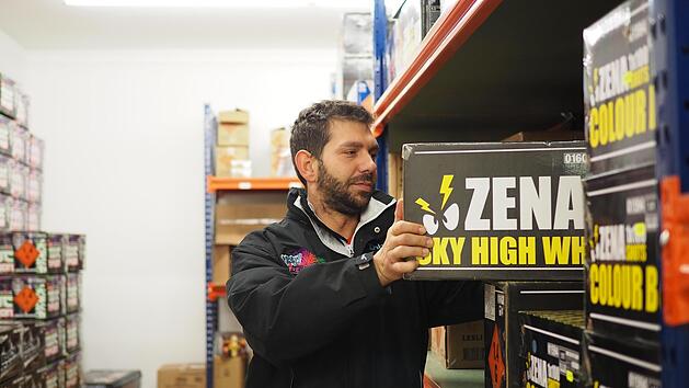 In seinem Lager in Neustadt bewahrt Marco Djurin einen Teil der Feuerwerkskörper auf, die er eigentlich im letzten Jahr verkauft hat und nicht  versenden durfte.