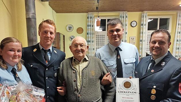 Unser Foto zeigt (von links) die stellvertretende Vorsitzende Svenja Reichert, den stellvertretenden Kommandant Christian Eisenmann, Anton Metz, Kommandant Christian Rost und Schriftf&uuml;hrer Markus Alles.