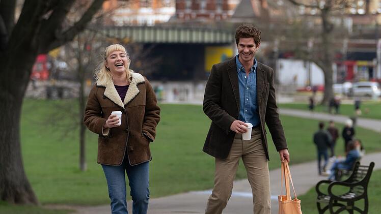 Zwischen Tobias (Andrew Garfield) und Almut (Florence Pugh) entwickelt sich eine wunderbar romantische Liebesbeziehung, ehe eine schwerwiegende Krankheitsdiagnose ihr Leben auf den Kopf stellt.