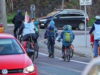 Schulkinder auf R&auml;ndern werden begleitet.