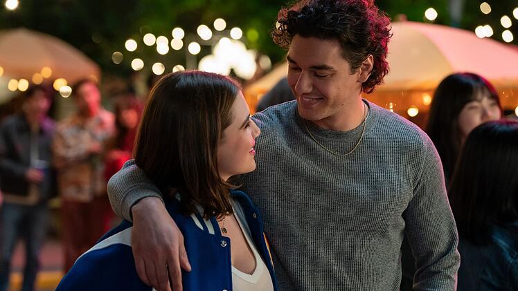 Topstudentin Hannah (Ella Bright) und Eishockey-Kapit&auml;n Garrett (Belmont Cameli) haben nichts gemeinsam. Doch dann braucht er in "Off Campus" bessere Noten - und sie Nachhilfe in Sachen Liebe...