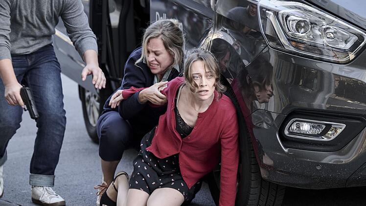 Die Schwestern Maria (Anne Haug, links) und Lisa Kranz (Mercedes M&uuml;ller) trauern um ihren geliebten Bruder und setzen ungewollt eine Spirale der Gewalt in Gang.