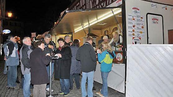 Am Imbissstand herrscht großer Andrang.
