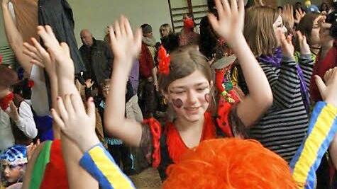 "Und i flieg, flieg, flieg ..." - Nicht zweimal bitten ließen sich die Kinder und hoben beim "Fliegerlied" begeistert ab.