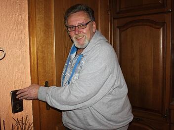 Klaus Spindler ist froh, dass ein Freund ihm das Notstromaggregat hat zukommen lassen. So hat er zumindest ab und zu Licht in seiner Wohnung. Foto: Veronika Schadeck