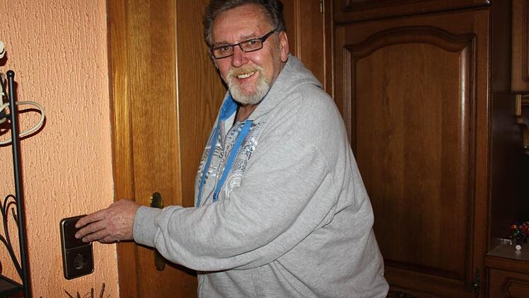 Klaus Spindler ist froh, dass ein Freund ihm das Notstromaggregat hat zukommen lassen. So hat er zumindest ab und zu Licht in seiner Wohnung. Foto: Veronika Schadeck