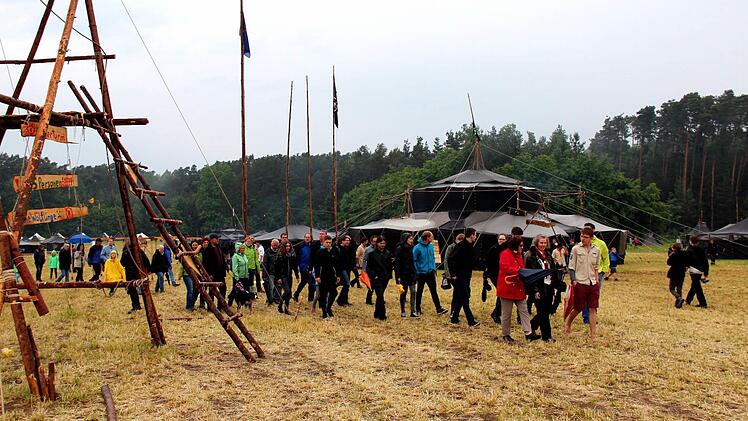 Die Besuchergruppe zieht durchs Lager  Foto: Johanna Blum