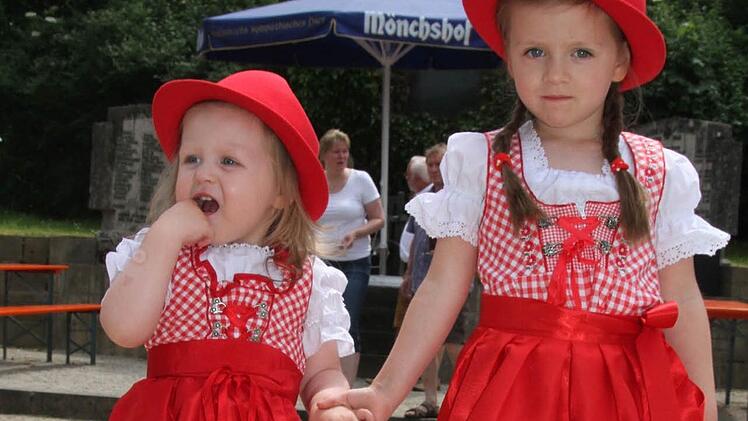 Rotkäppchen war gestern - echte Kerwamadla wie Emma (1) und Anna Täuber (4) setzen bei der Peestener Lindenkerwa auf einen feschen Tirolerhut. Foto: Sonja Adam