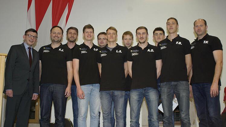 "Die Einzigartigen", das erfolgreiche Volleyball-Team, wurde bei der diesjährigen Sportlerehrung der Stadt Hammelburg als "Mannschaft des Jahres" ausgezeichnet. Als Väter des Erfolgs wurden die beiden Trainer Tado Karlovic (rechts) und Frank Jansen (links) bezeichnet.