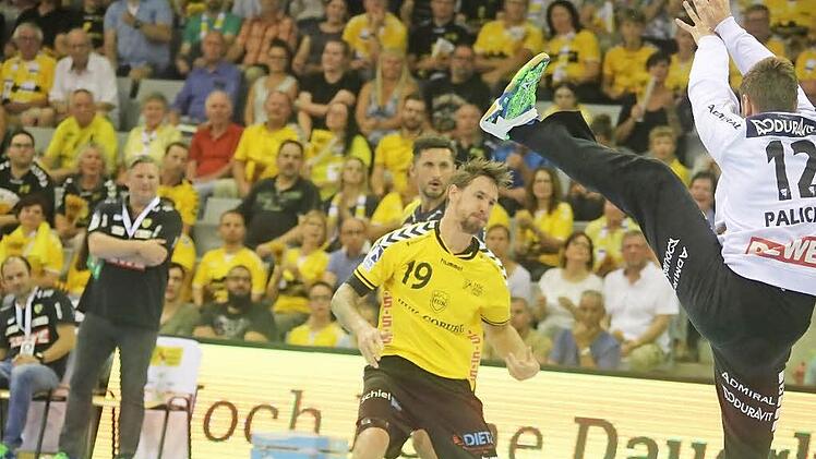 Coburgs bester Spieler Steffen Coßbau scheiterte nur einmal an "Löwen"-Torsteher Andreas Palicka, ansonsten lochte der gebürtige Magdeburger in Diensten der Vestestädter fünf Mal sicher ein. Der 19:31-Erfolg des Deutschen Meisters in der HUK-Arena war am Ende standesgemäß, doch die Gastgeber verkauften sich vor 3274 Zuschauern sehr teuer.
