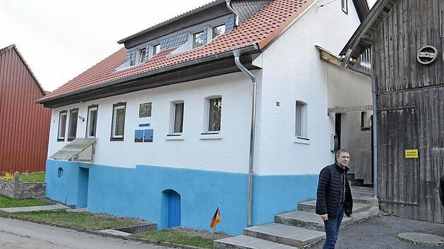 B&uuml;rgermeister Marco Steiner steht vor dem Gasthaus "Garden Eden" in Fornbach. Foto: Rainer Lutz