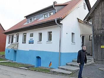 Bürgermeister Marco Steiner steht vor dem Gasthaus "Garden Eden" in Fornbach. Foto: Rainer Lutz