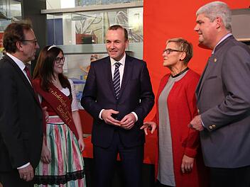 Sparkassenchef Ewald Maier, Kirschkönigin Sandra I., Europaabgeordneter Manfred Weber (CSU), stellvertretende Landrätin Rosi Kraus und BBV-Bezirkspräsident Hermann Greif im Gespräch (von links). Foto: Galster
