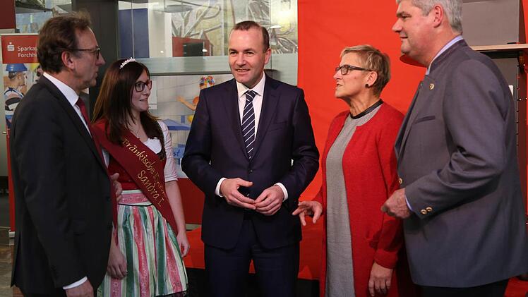 Sparkassenchef Ewald Maier, Kirschkönigin Sandra I., Europaabgeordneter Manfred Weber (CSU), stellvertretende Landrätin Rosi Kraus und BBV-Bezirkspräsident Hermann Greif im Gespräch (von links). Foto: Galster