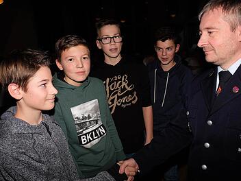 Mit traditionellem Handschlag wurden die jungen Neuzugänge (v.l.): Jonas Gerlach, Luis Herbert, Erik Schlereth und Felix Schäfer bei der Feuerwehr vom scheidenden Kommandanten Robert Gerlach begrüßt. Es fehlt Manuel Wurst.  Fotos: Gerd Schaar