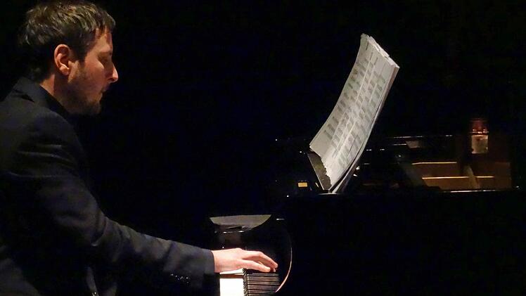 Dominik Tremel begleitete Felix Rathgeber.Foto: Jochen Berger