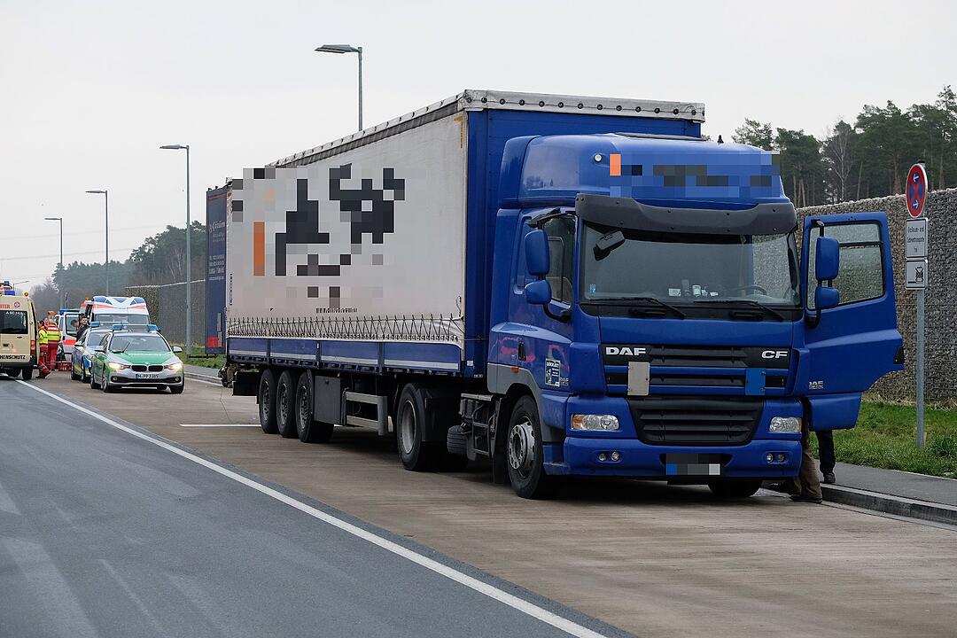 A6 im Kreis Ansbach: Klopfgeräusche aus dem Lkw – Polizei findet sechs Flüchtlinge