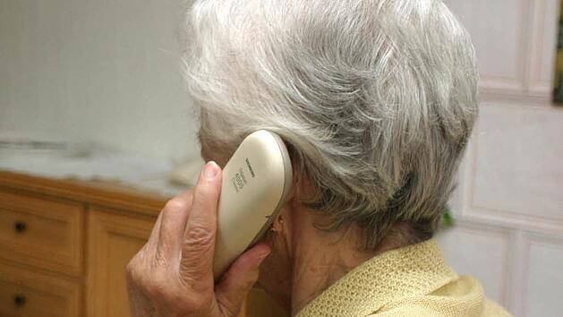 Immer wieder werden &auml;ltere Menschen Opfer des Enkeltricks. Symbolbild: H&auml;nseler