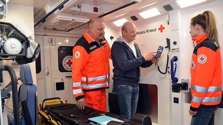 Fuhrparkmanager Manuel Vorndran erklärt Rettungsassistent Jürgen Klug und Notfallsanitäterin Irina Kenner die Neuerungen am neuen Rettungswagen des Typs BY RTW 2019.Peter Rauch