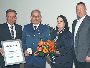 Landrat Alexander Tritthart (links) überreicht Michel Haas im Beisein von dessen Lebensgefährtin Cornelia Rettenberger und Bubenreuths Bürgermeister Norbert Stumpf (rechts) das Landkreis-Ehrenzeichen und eine Urkunde.  Foto: privat