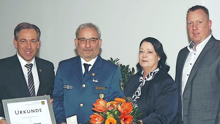 Landrat Alexander Tritthart (links) überreicht Michel Haas im Beisein von dessen Lebensgefährtin Cornelia Rettenberger und Bubenreuths Bürgermeister Norbert Stumpf (rechts) das Landkreis-Ehrenzeichen und eine Urkunde.  Foto: privat