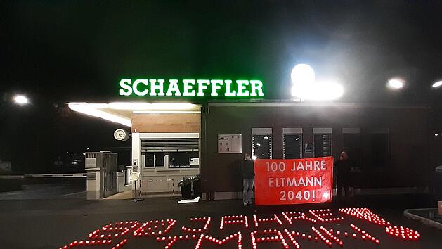 450 Kerzen leuchteten vor dem Schaeffler-Werk in Eltmann, das von der Schließung bedroht ist. Christian Licha