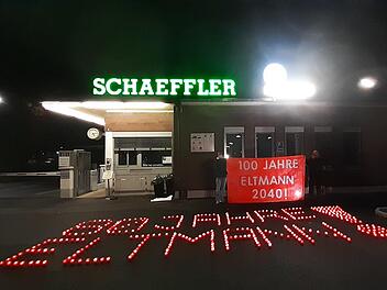 450 Kerzen leuchteten vor dem Schaeffler-Werk in Eltmann, das von der Schließung bedroht ist. Christian Licha