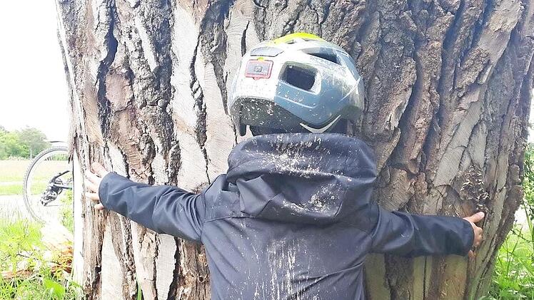 Einen Baum zu umarmen, den man nicht umfassen kann, diese Aufgabe meisterte Miko Kubo.